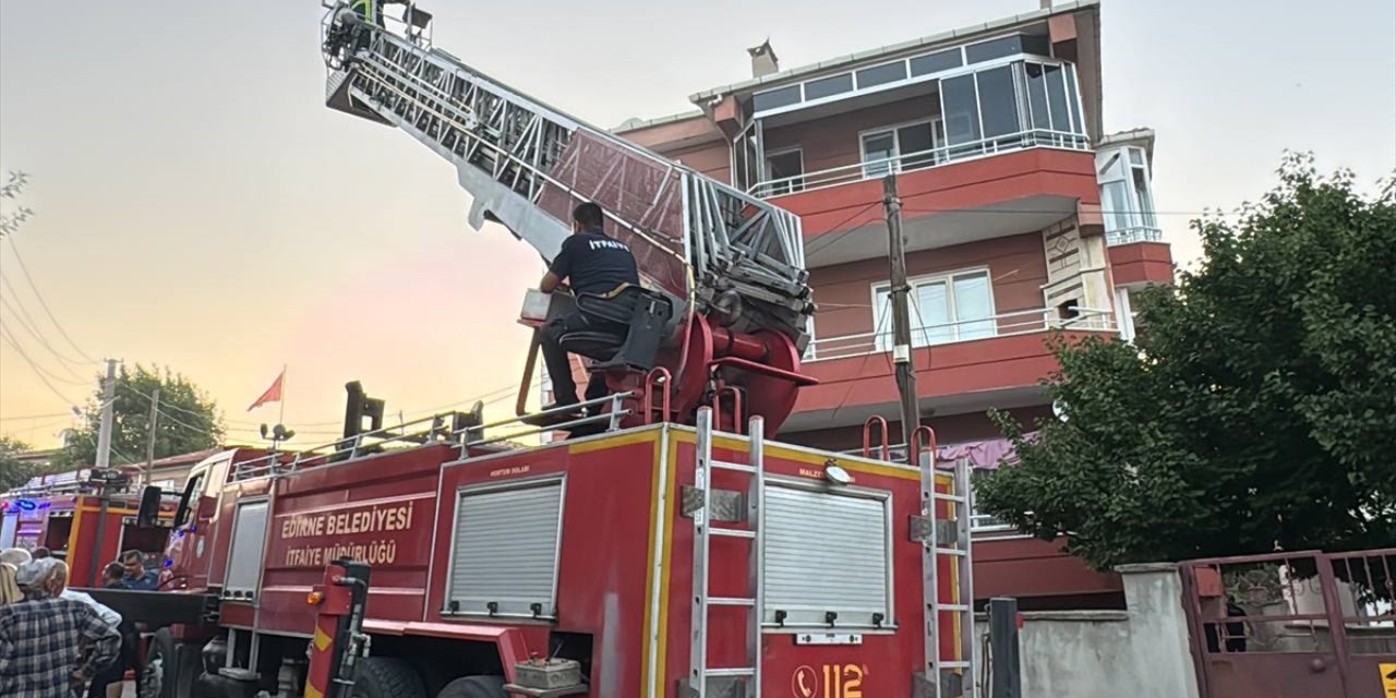 Edirne'de yangın çıkan apartmanda mahsur kalan 3 kişiyi itfaiye kurtardı
