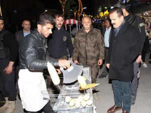 Hakkari Valisi Akbıyık vatandaşlarla bir araya geldi