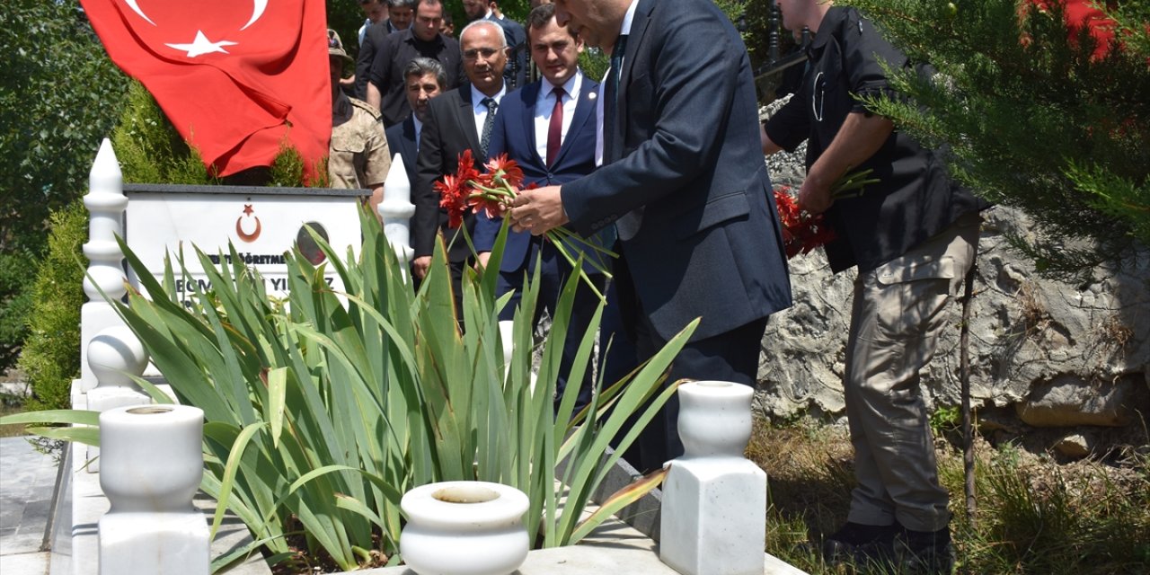 Şehit öğretmen Necmettin Yılmaz kabri başında anıldı