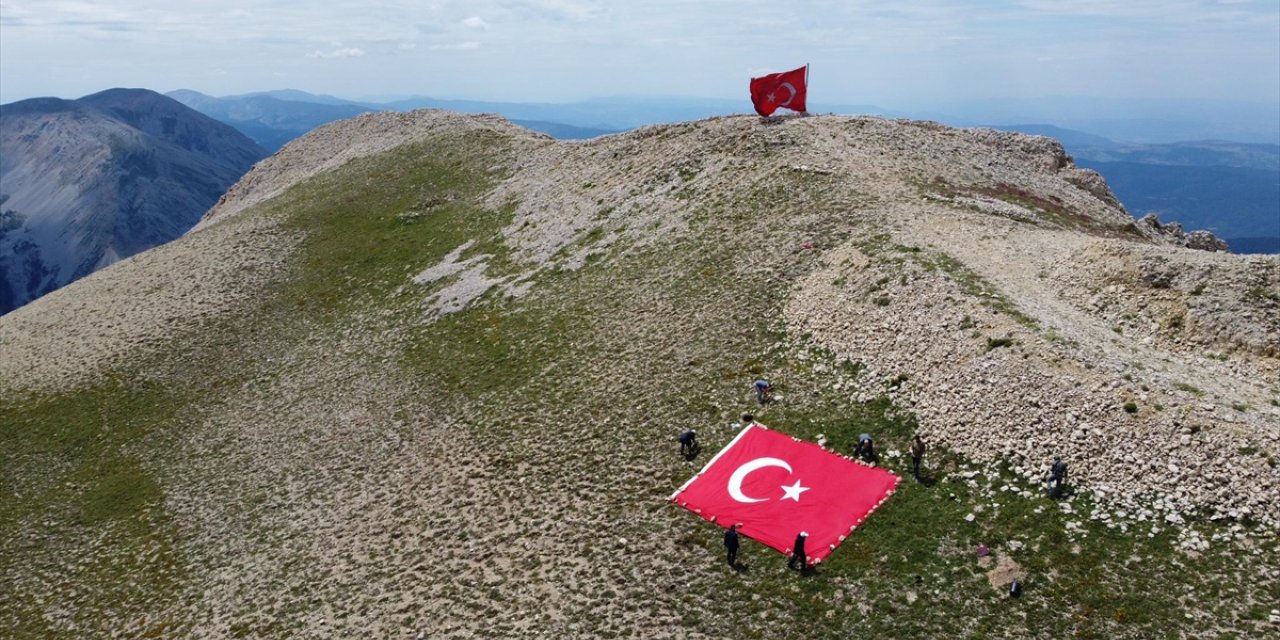 TÜRKAV, Ilgaz Dağı'nda "Bayrak etkinliği" düzenledi