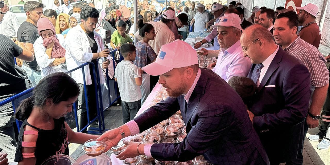 Mimar Sinan'ın vasiyeti gereği Süleymaniye Camisi'nin önünde aşure dağıtıldı