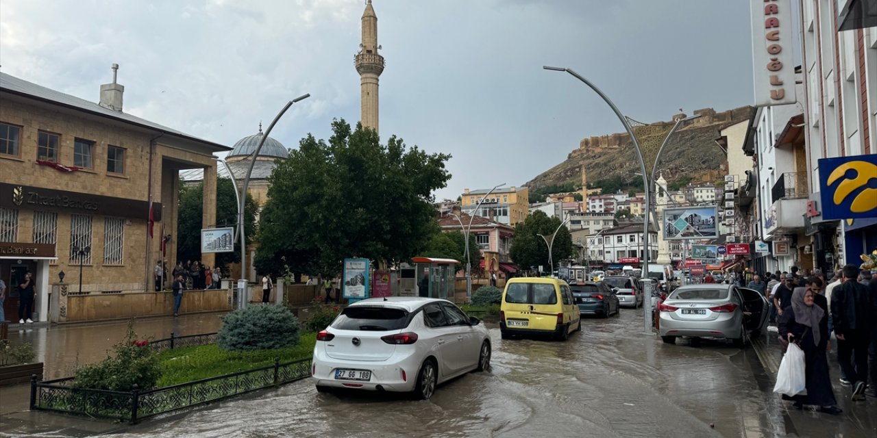 Bayburt'ta sağanak su baskınlarına neden oldu