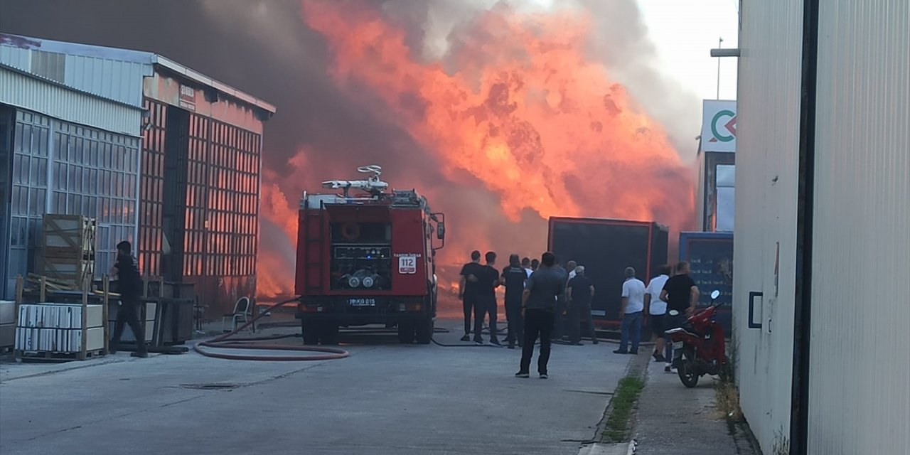 Bursa'da kereste imalathanesinde çıkan yangına müdahale ediliyor