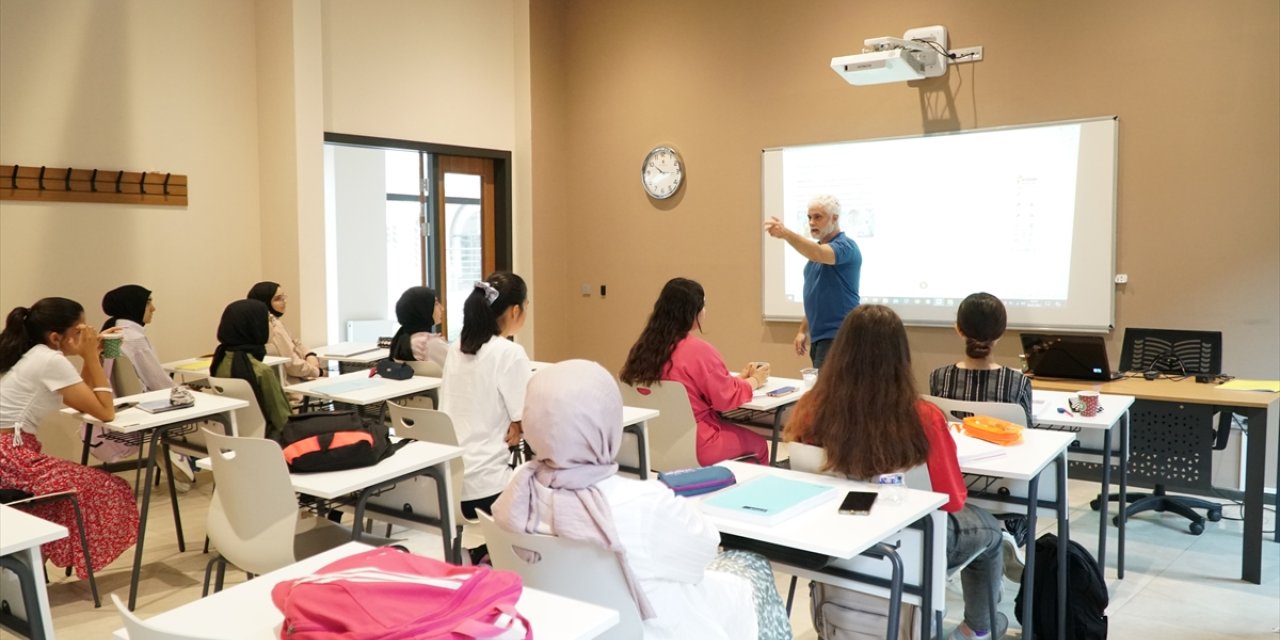 İbn Haldun Üniversitesi Türkiye'nin dört bir yanından liseli gençleri ağırlıyor