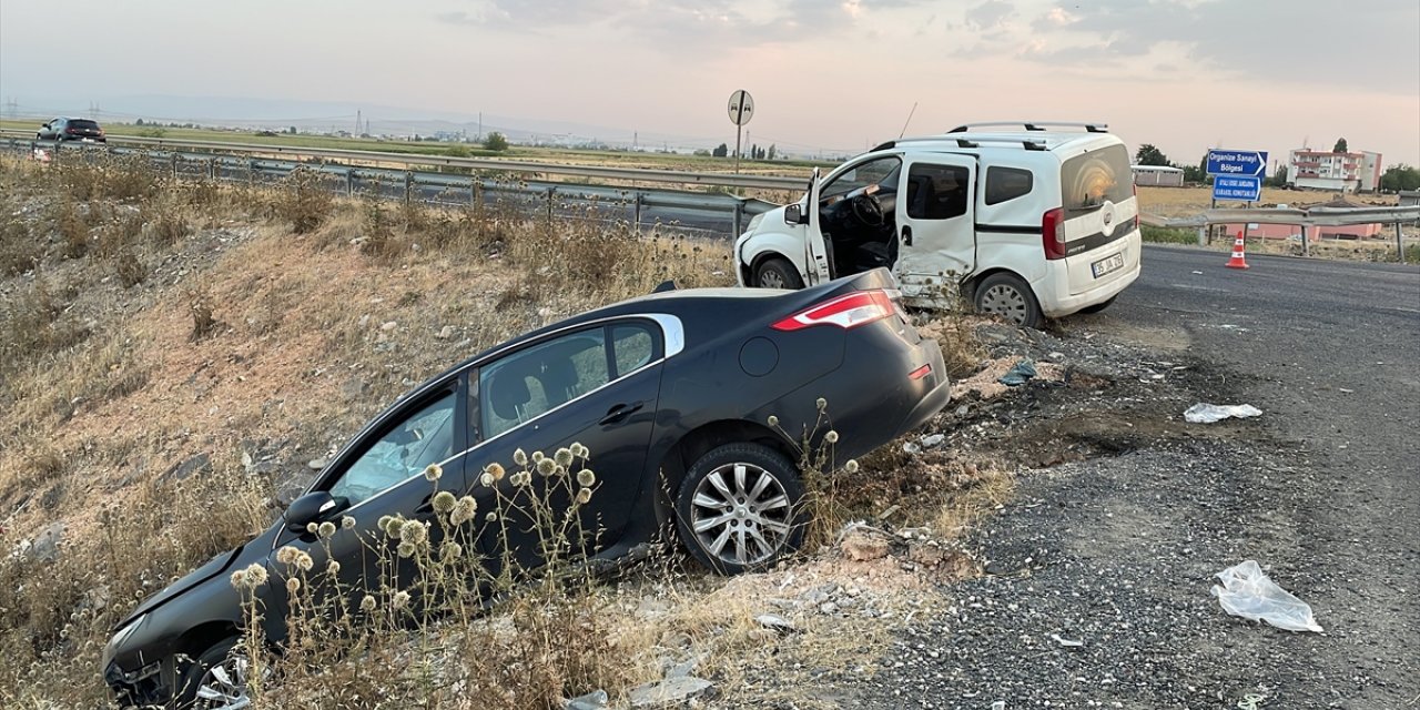 Diyarbakır'da otomobil ile hafif ticari aracın çarpışması sonucu 4 kişi yaralandı