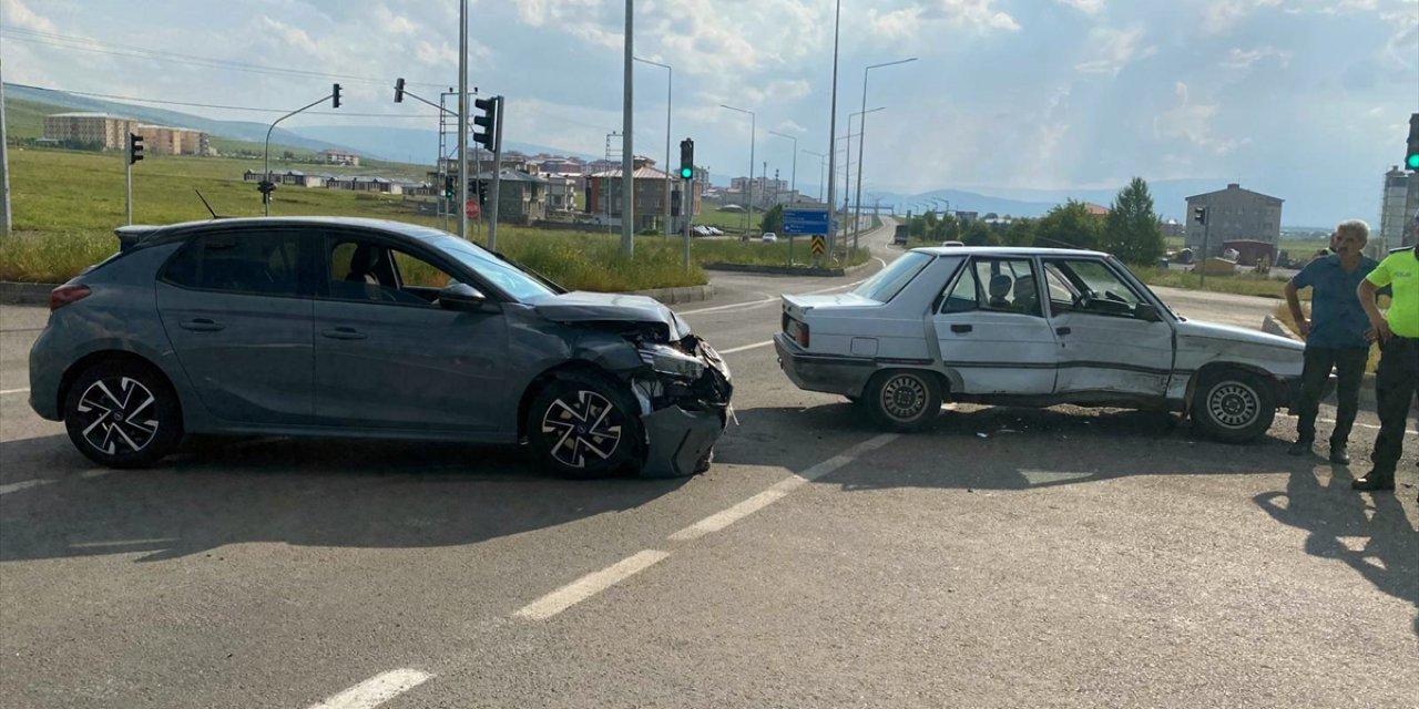 Ardahan'da 2 otomobilin çarpışması sonucu 5 kişi yaralandı