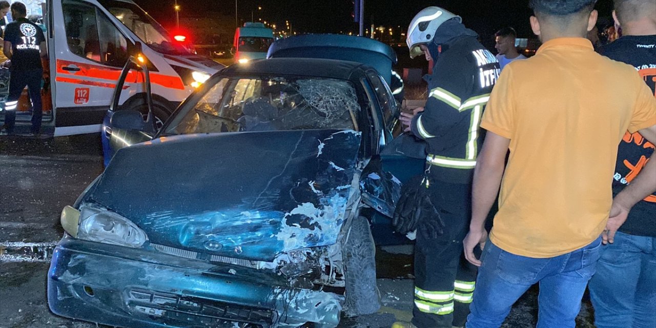 Aksaray'da hafif ticari araç ile otomobil çarpıştı, 4 kişi yaralandı