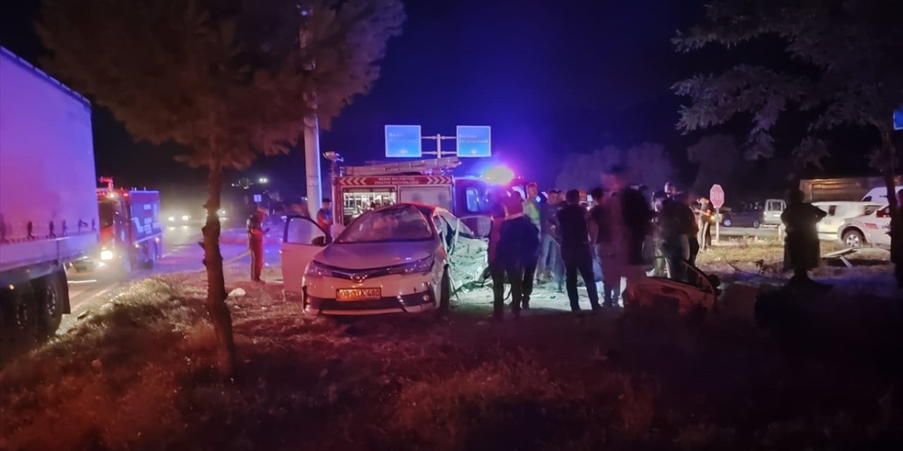 Adıyaman'da tır ile otomobil çarpıştı, 1 kişi öldü 3 kişi yaralandı