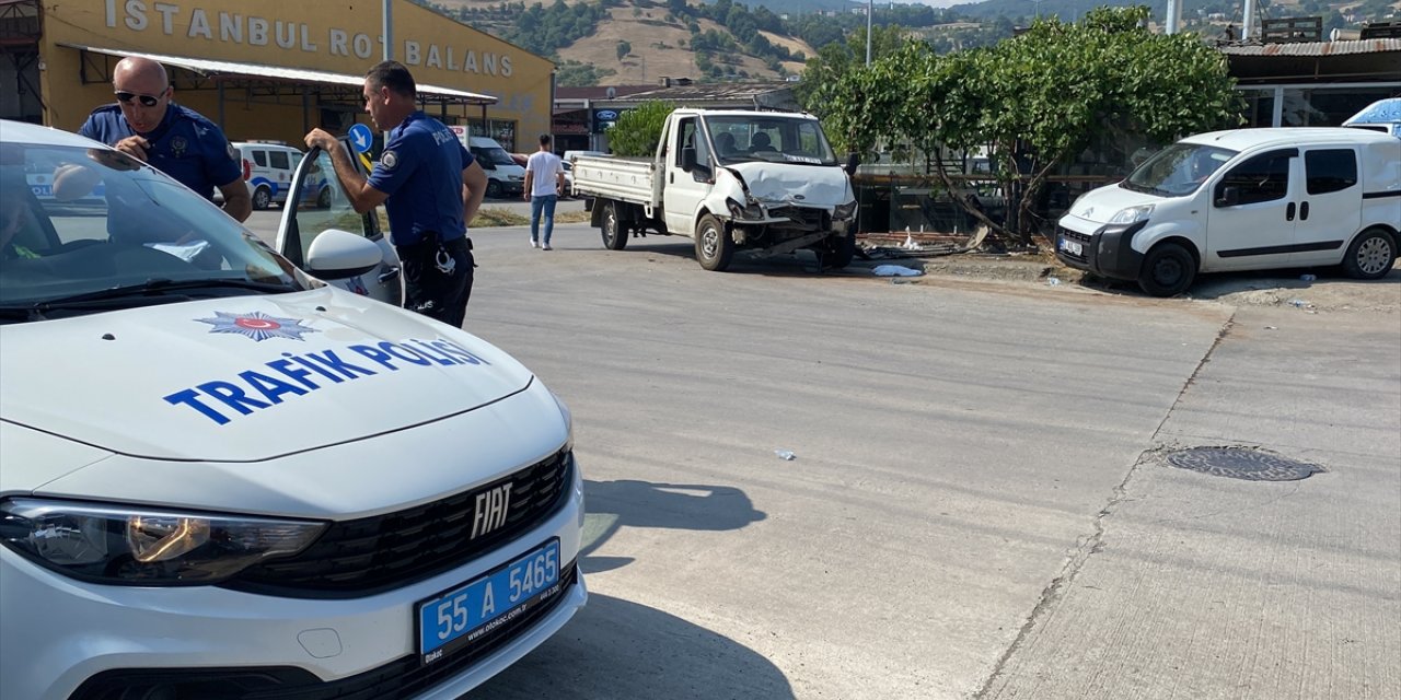 Samsun'daki trafik kazasında sürücü ile 2 yaya yaralandı