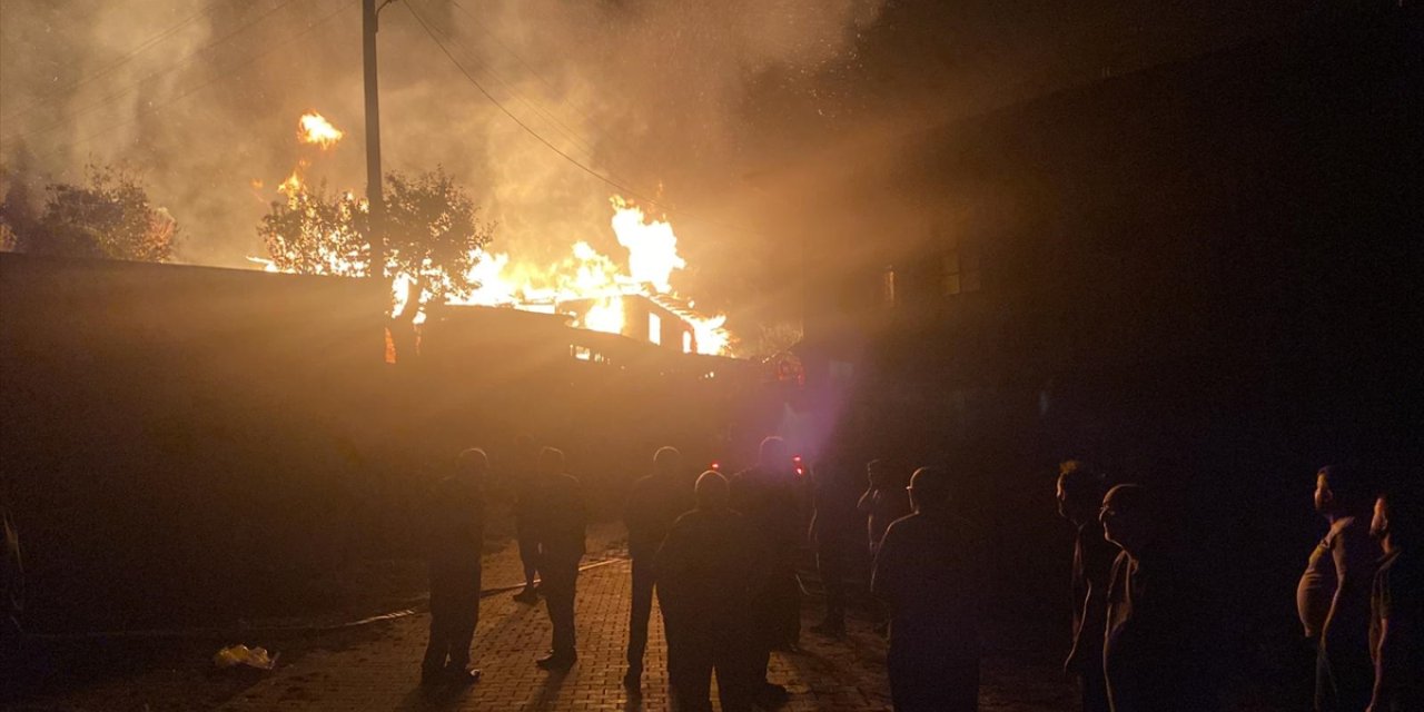 Kastamonu'da çıkan yangında 2 ev zarar gördü