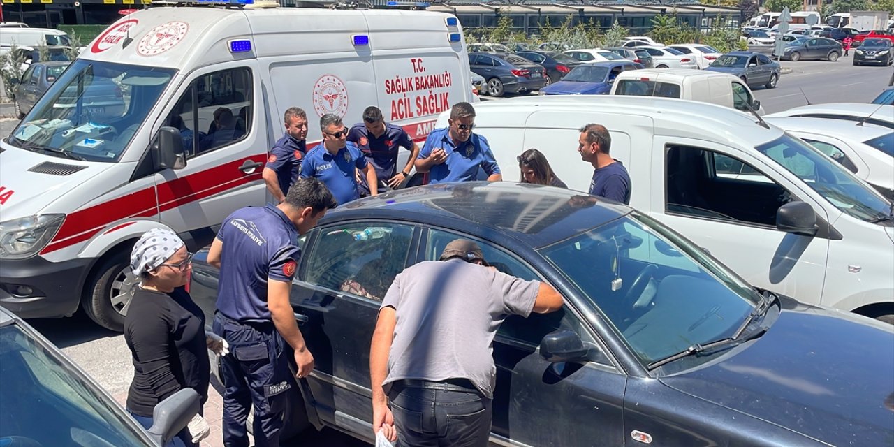 Kayseri'de otomobilde kilitli kalan yaşlı kadın itfaiye ekiplerince kurtarıldı