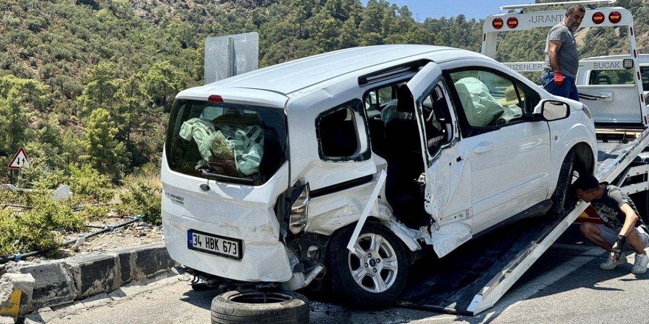 Muğla'da iki otomobilin çarpıştığı kazada 1 çocuk öldü, 10 kişi yaralandı