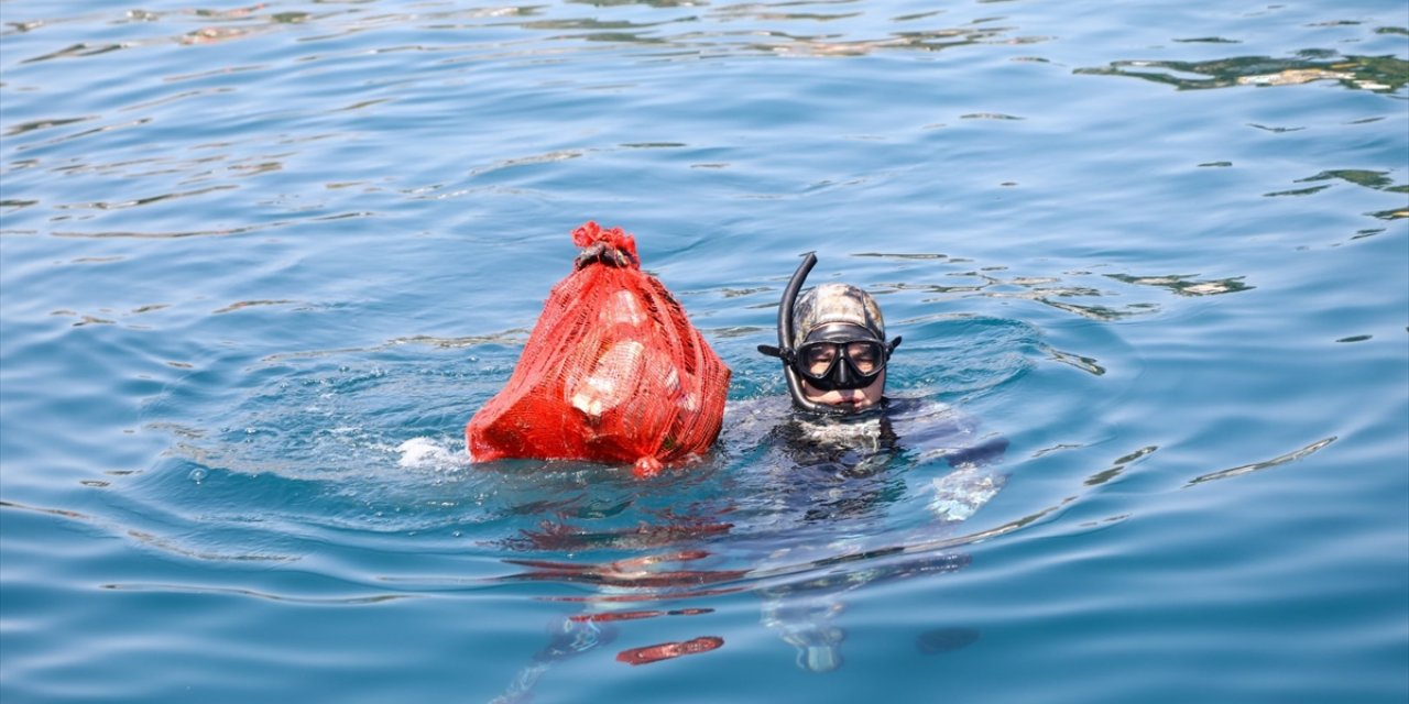 Bodrum'da deniz dibinden 219 kilogram atık çıkarıldı