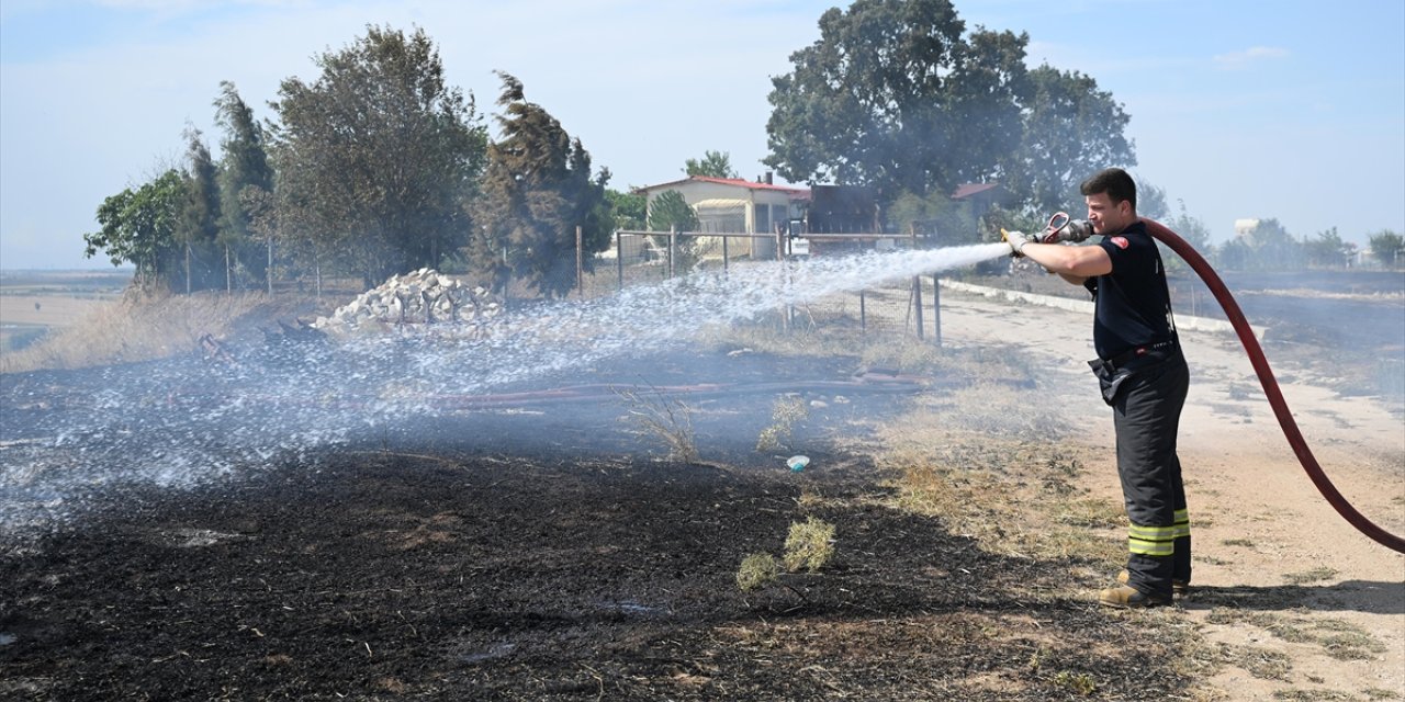 Edirne'de çıkan anız yangını yerleşim yerlerine sıçramadan söndürüldü