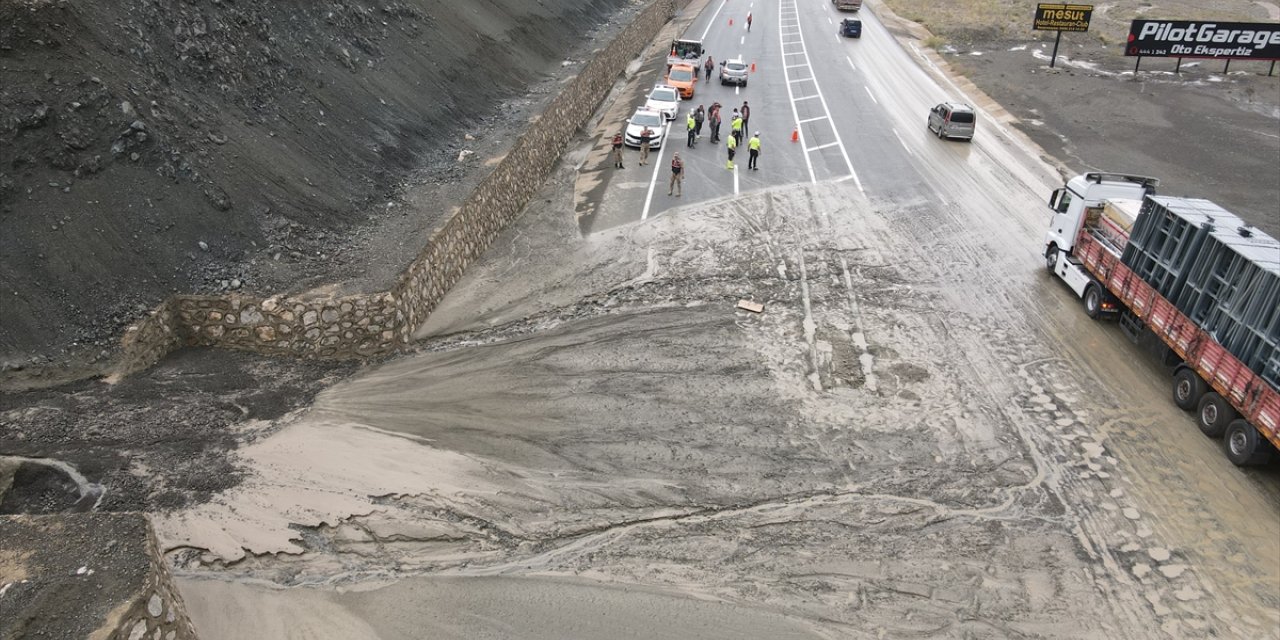 Erzincan-Sivas kara yolunda heyelan