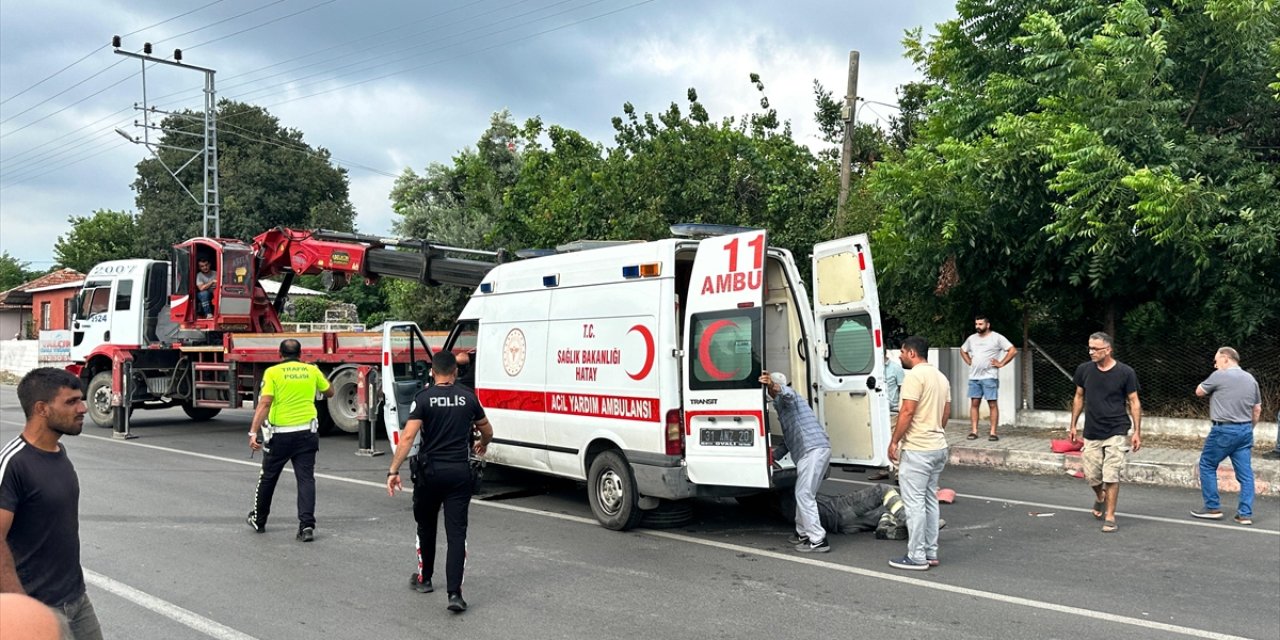 Hatay'da devrilen ambulanstaki 2 sağlık personeli yaralandı