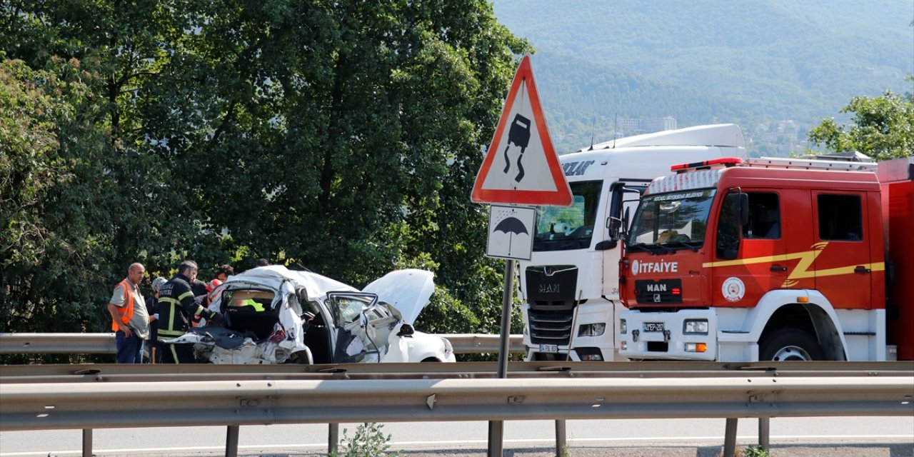 Anadolu Otoyolu'nun Kocaeli kesiminde 2 kişinin yaralandığı kaza ulaşımı aksattı