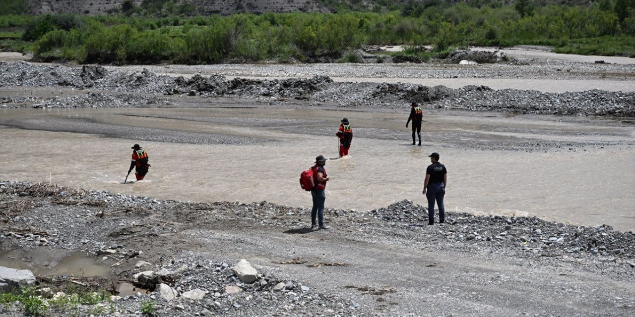 Erzurum'da aracın akarsuya düşmesi sonucu kaybolan bebeği arama çalışmaları sürüyor