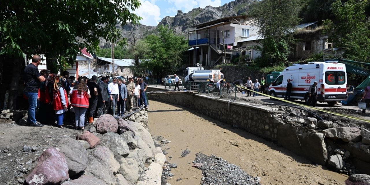 Erzurum Valisi Mustafa Çiftçi, selden etkilenen mahallelerdeki incelemelerini sürdürdü