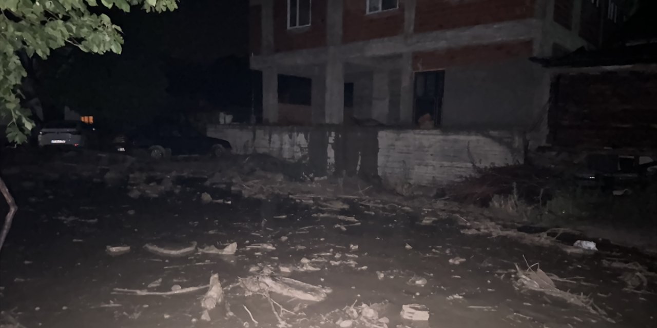 Erzurum'un Oltu ilçesinde meydana gelen sel hasara yol açtı
