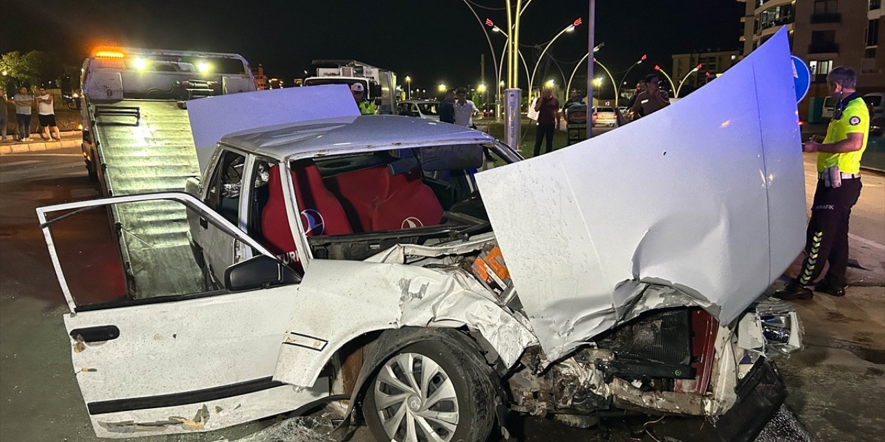 Uşak'ta iki otomobilin çarpıştığı kazada 6 kişi yaralandı