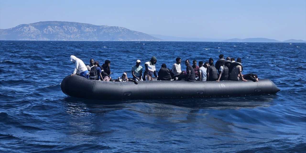 İzmir açıklarında 89 düzensiz göçmen yakalandı, 43 düzensiz göçmen kurtarıldı