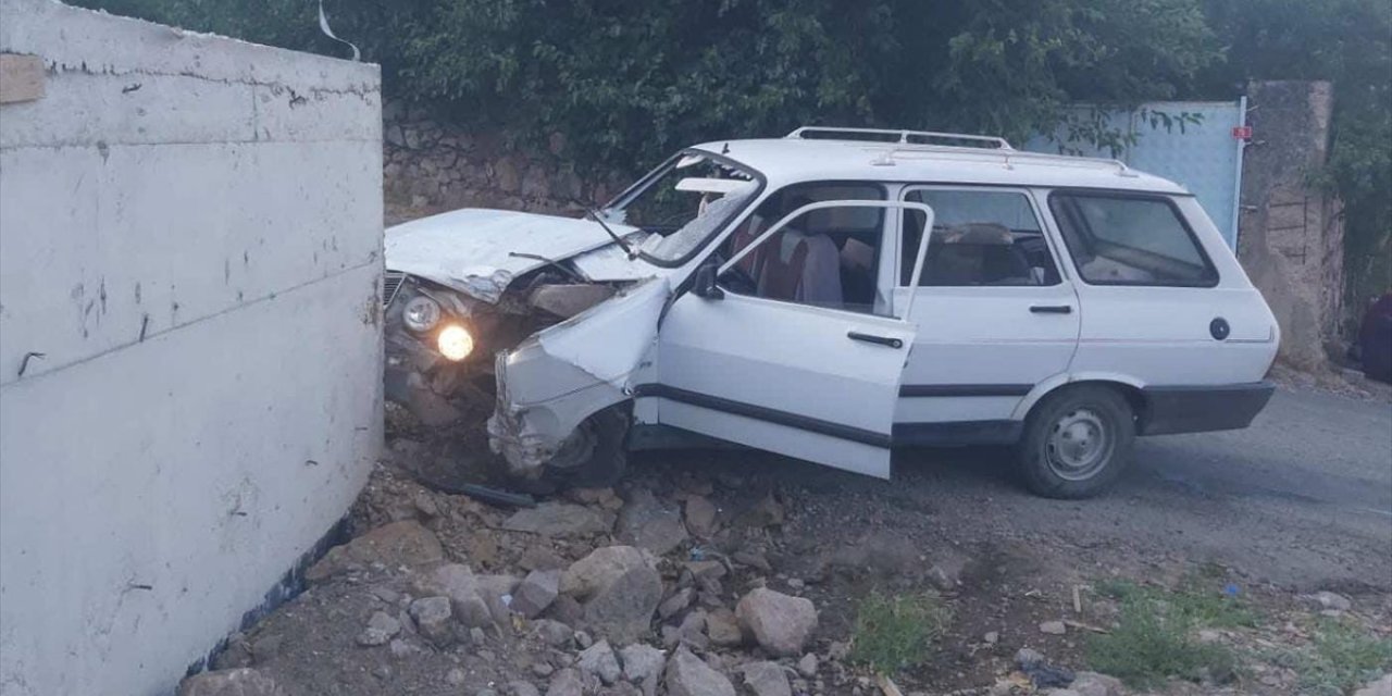 Gaziantep'te istinat duvarına çarpan otomobildeki 5 kişi yaralandı