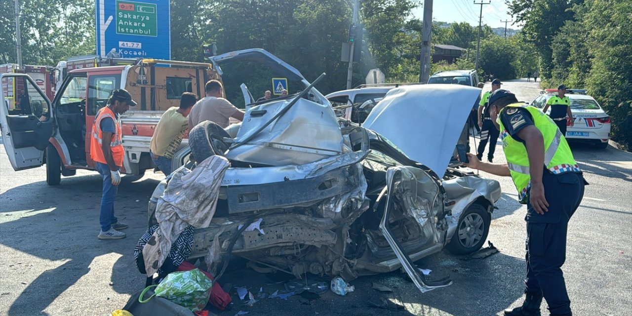 GÜNCELLEME  - Kocaeli'de tırın çarptığı otomobilde yaralanan 2 çocuk hastanede öldü