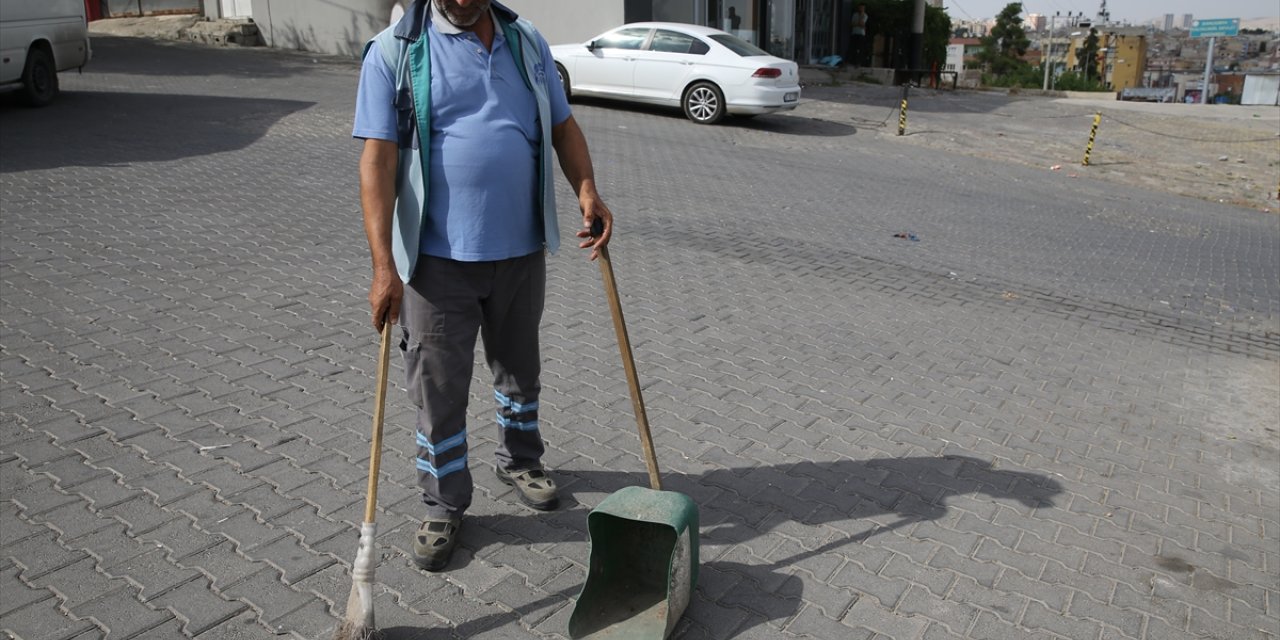 Şanlıurfa'da temizlik işçisinin motivasyon kaynağı Aşık Mahzuni Şerif