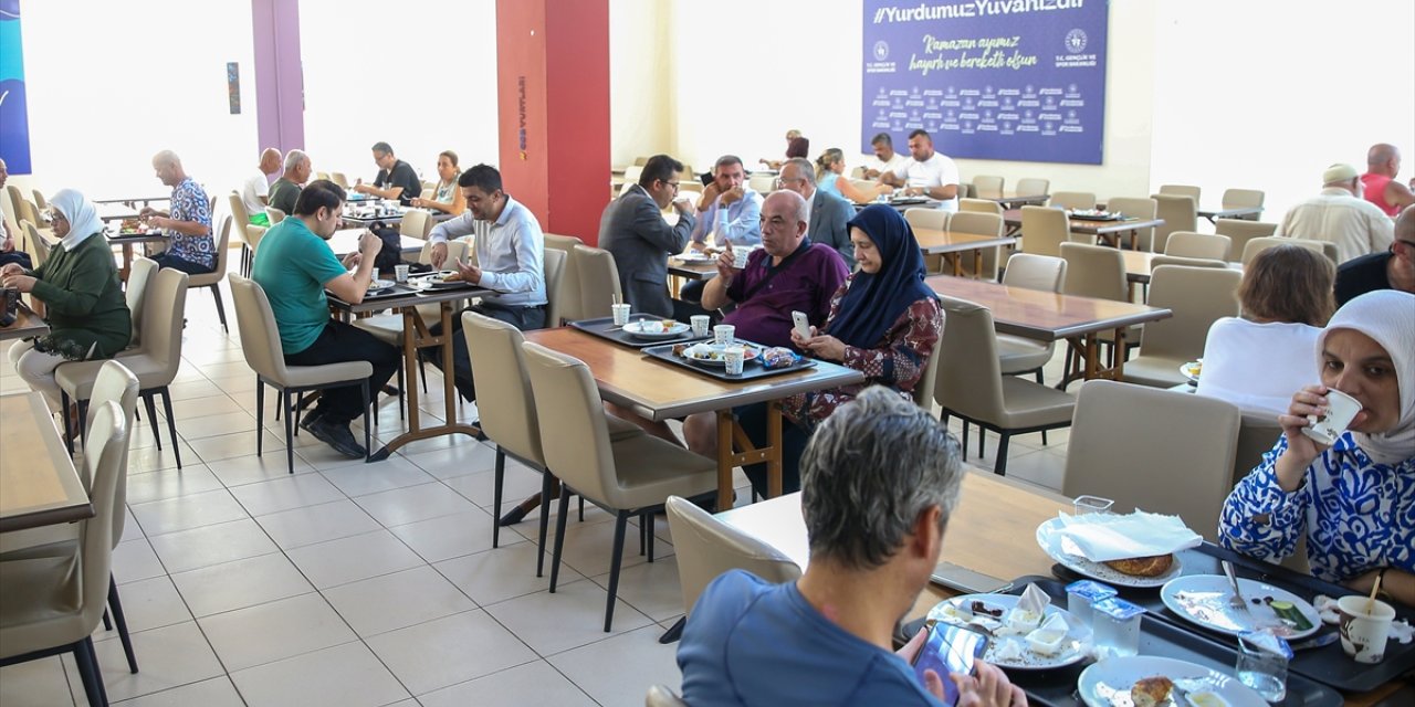 Emeklilerin Antalya'daki öğrenci yurtlarında ücretsiz tatili başladı