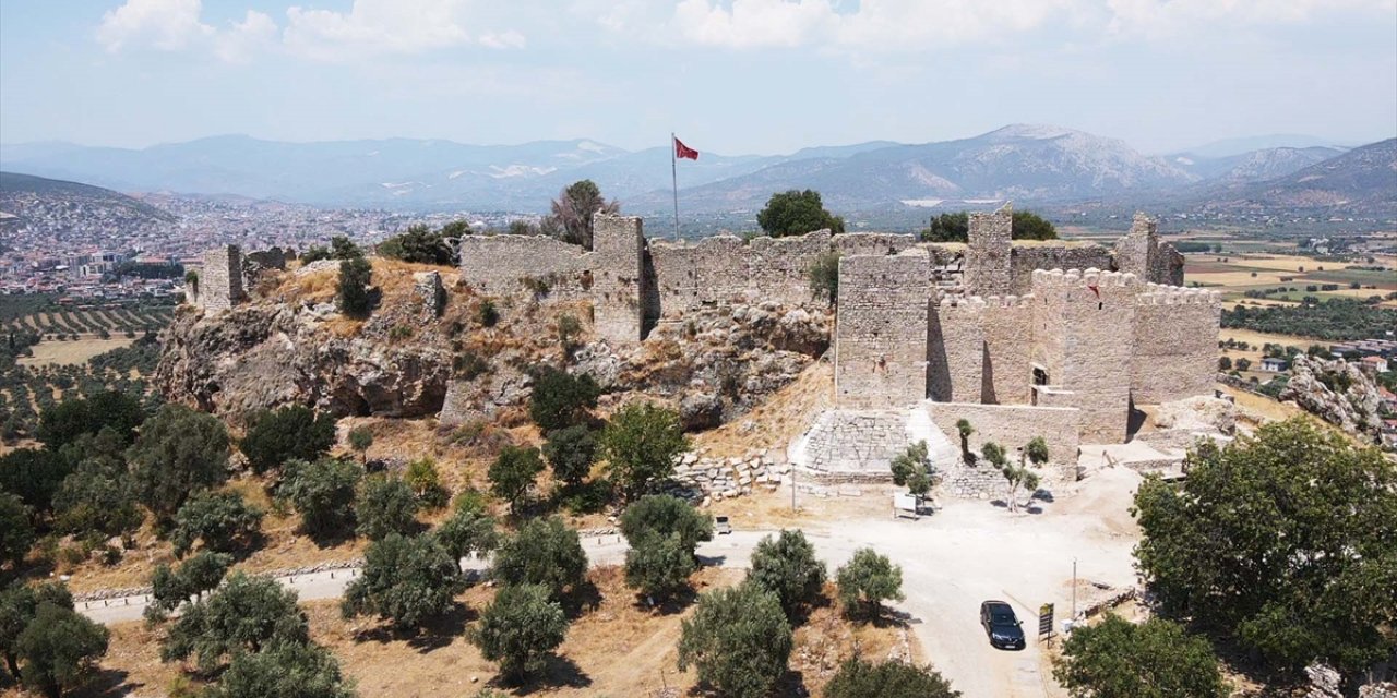 Beçin Antik Kenti'ndeki kale duvarları ve burçlar ayağa kaldırılıyor