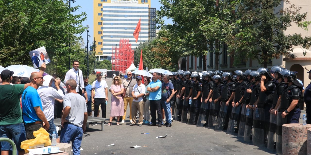 Arnavutluk'ta Belediye Başkanı Veliaj'ın istifasının istendiği protestolar sürüyor