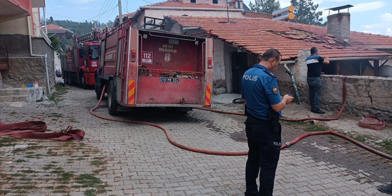 Çorum'da çıkan yangında dumandan etkilenen anne ve oğlu hastaneye kaldırıldı