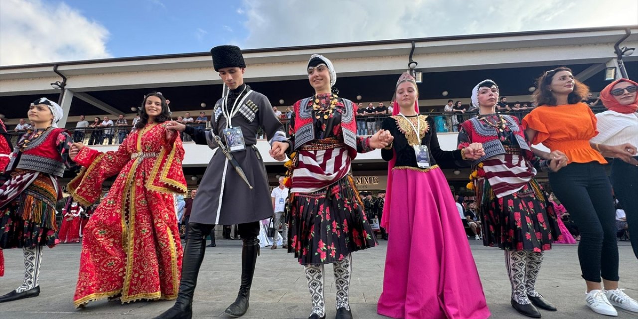 Trabzon'da "32. Uluslararası Akçaabat Müzik ve Halk Oyunları Festivali" başladı