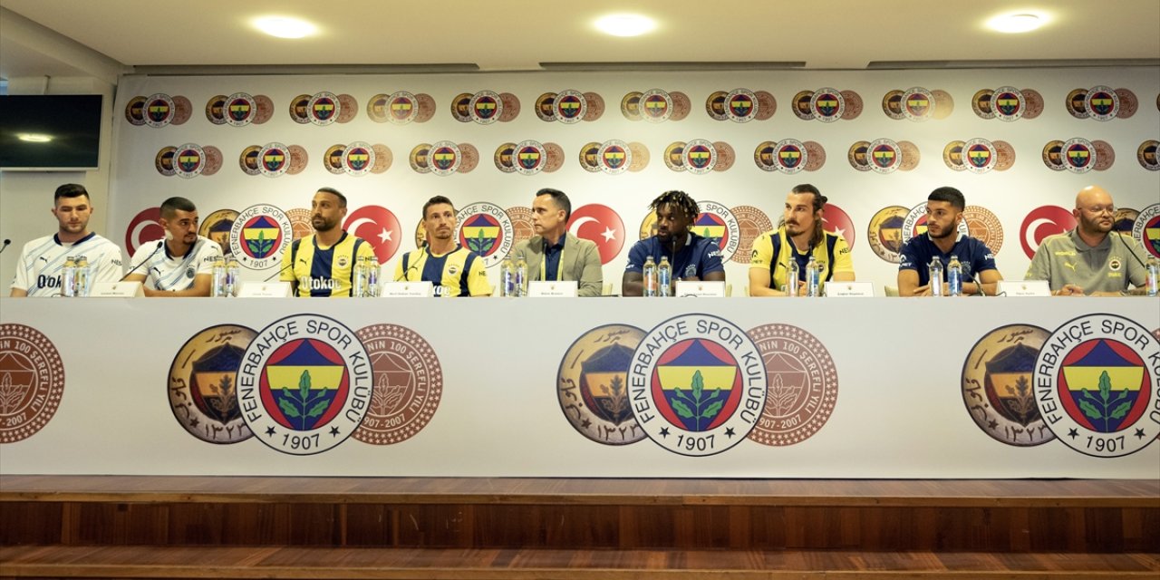 Fenerbahçe'de 5'i yeni transfer, 7 futbolcu için imza töreni düzenlendi