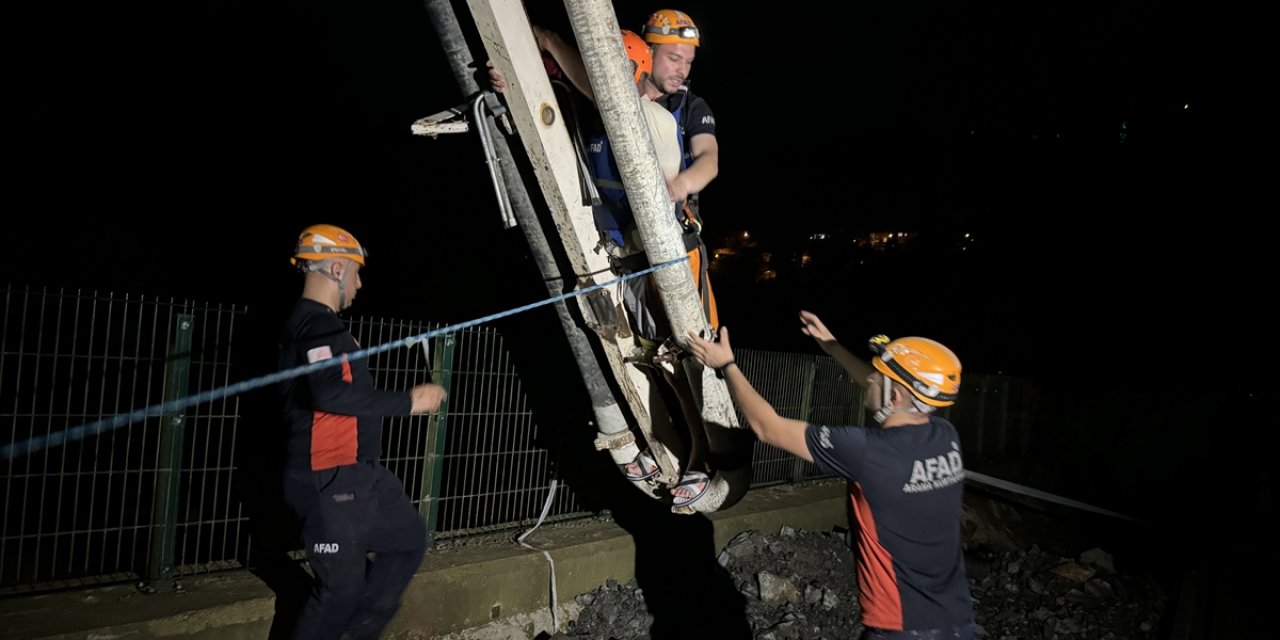 Rize'de debisi yükselen derede mahsur kalan 2 kişi AFAD tarafından kurtarıldı