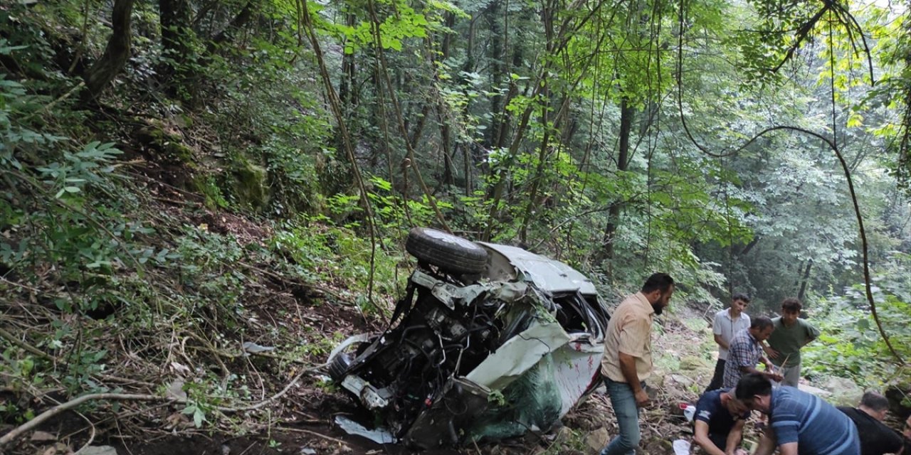 Hatay'da uçuruma yuvarlanan otomobildeki 2 kişi yaralandı