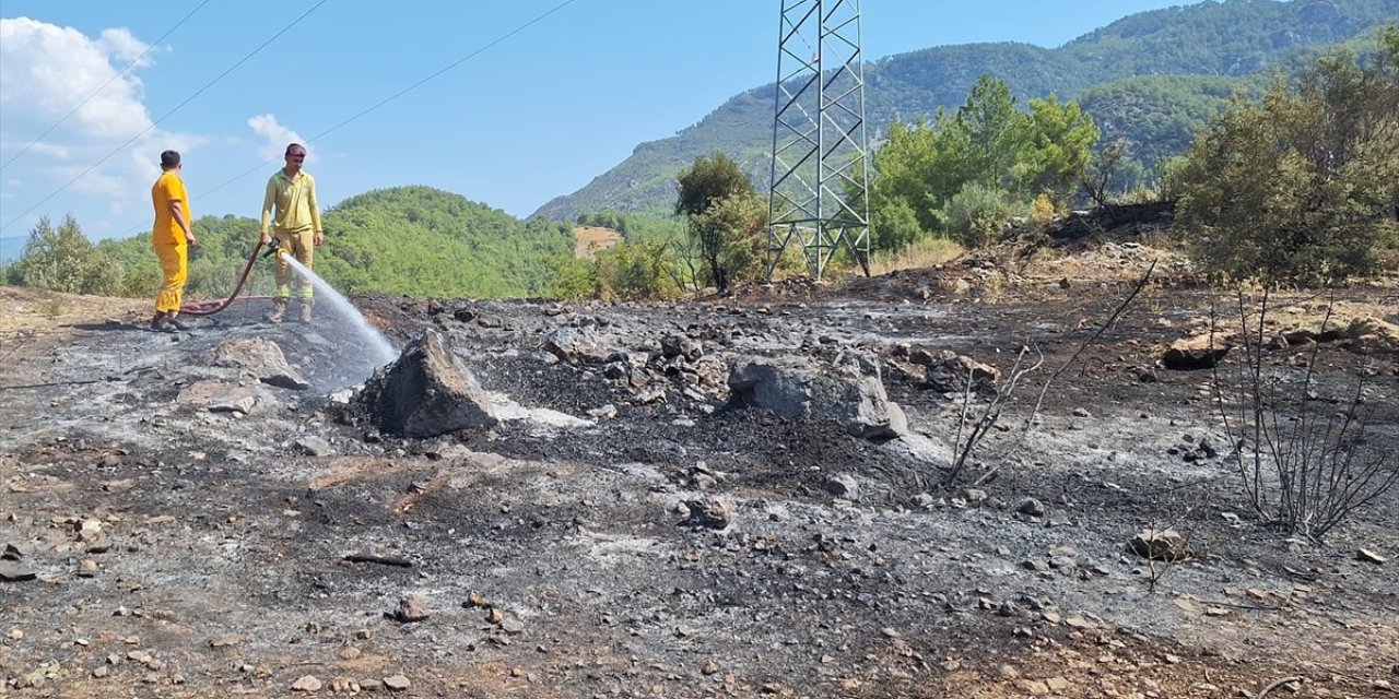 GÜNCELLEME - Antalya'nın Kumluca ilçesindeki orman yangını kontrol altına alındı