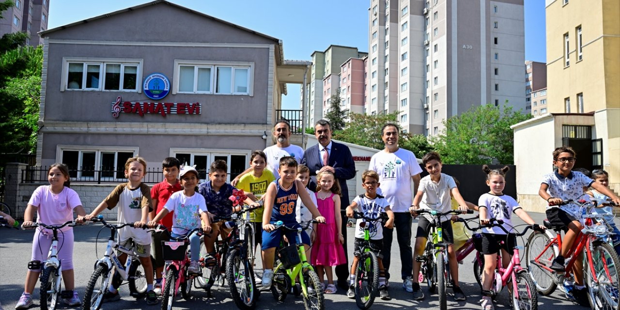 Milli Eğitim Bakanı Tekin, İstanbul'da yaz okulu öğrencilerini ziyaret etti