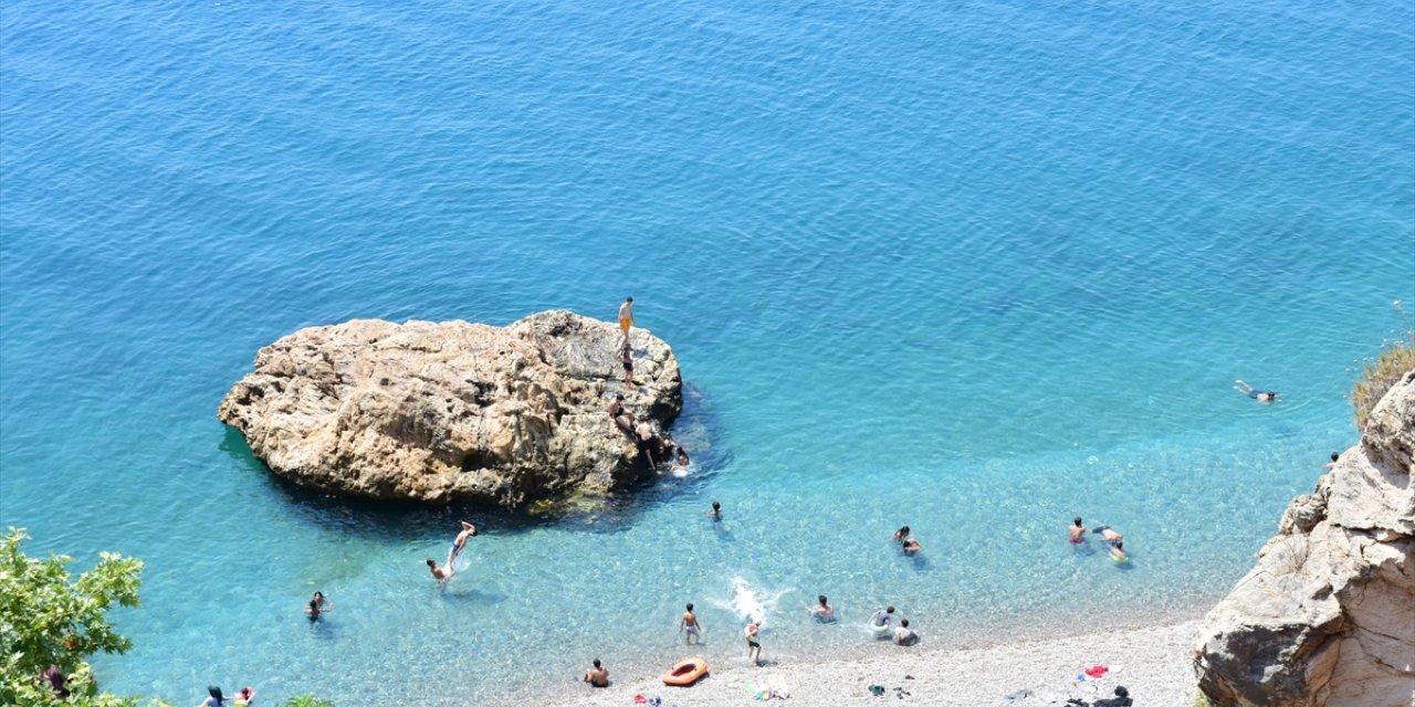 Antalya'da sıcak hava bunalttı