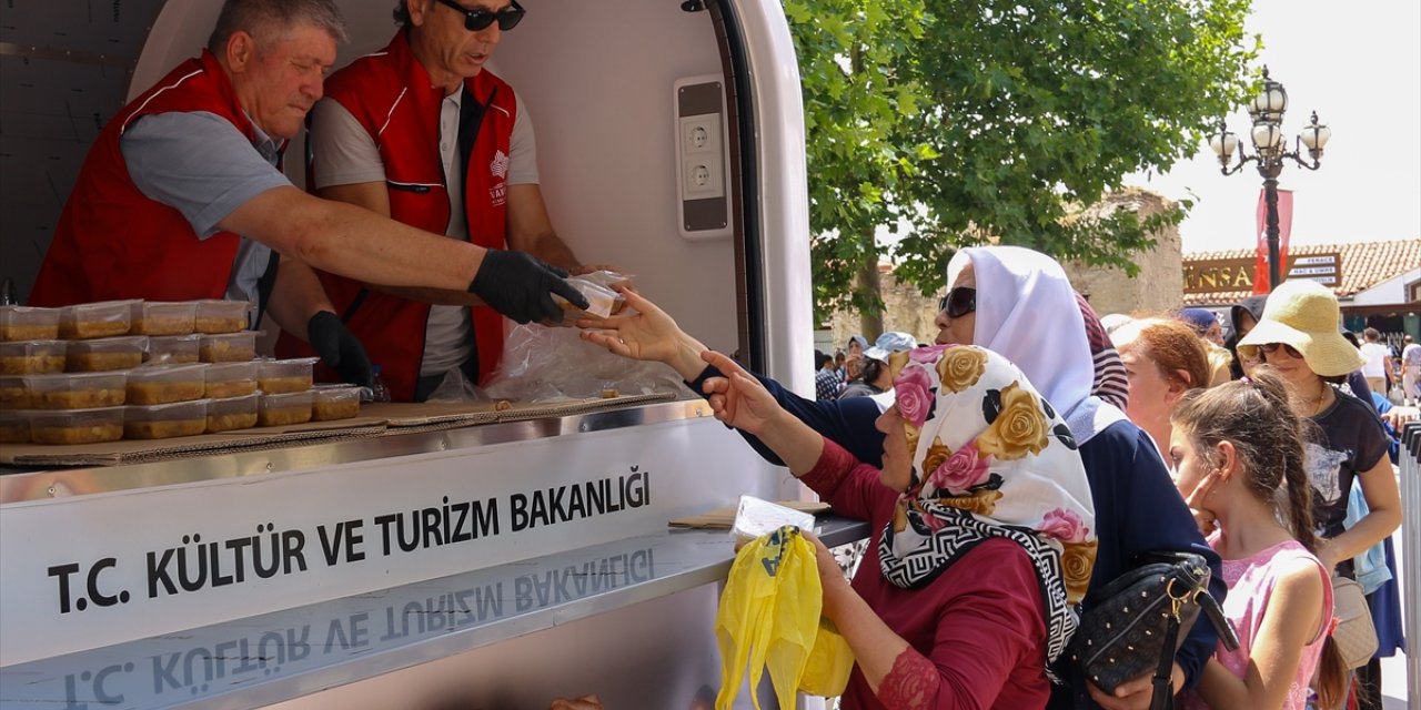 Vakıflar Genel Müdürlüğü "Emutullah Hanım Vakfı"nın gelirleriyle 81 ilde aşure dağıttı