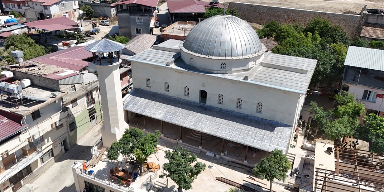 Hatay'da depremlerde hasar gördüğü için restore edilen cami ibadete açıldı