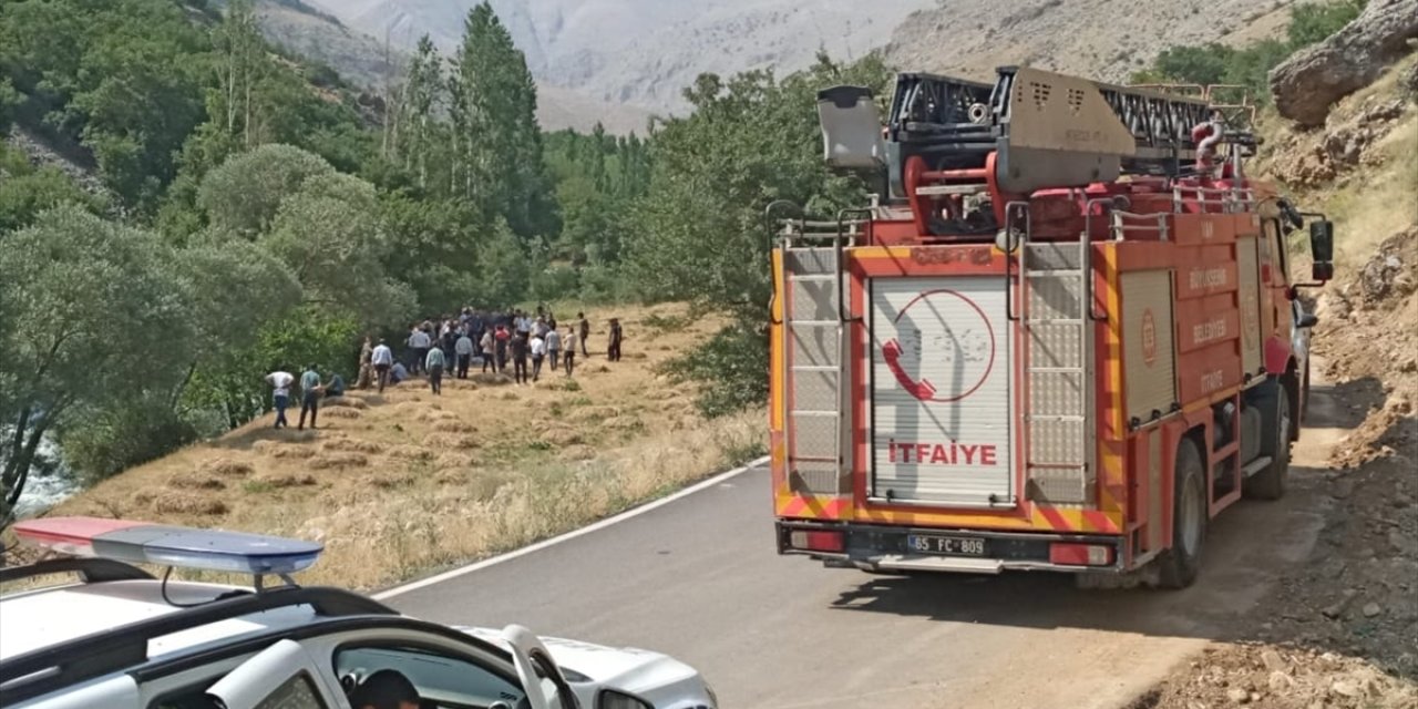 Van'da dereye düşen çocuğunu kurtaran baba boğuldu