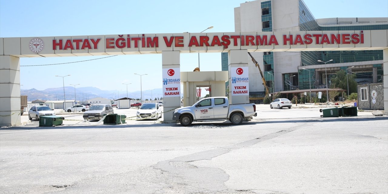 Hatay'da depremlerde hasar gören hastanenin yıkım çalışmalarına başlandı