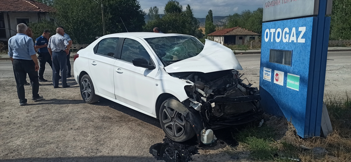 Tokat'ta traktörün römorkuna çarpan otomobildeki 2 kişi yaralandı