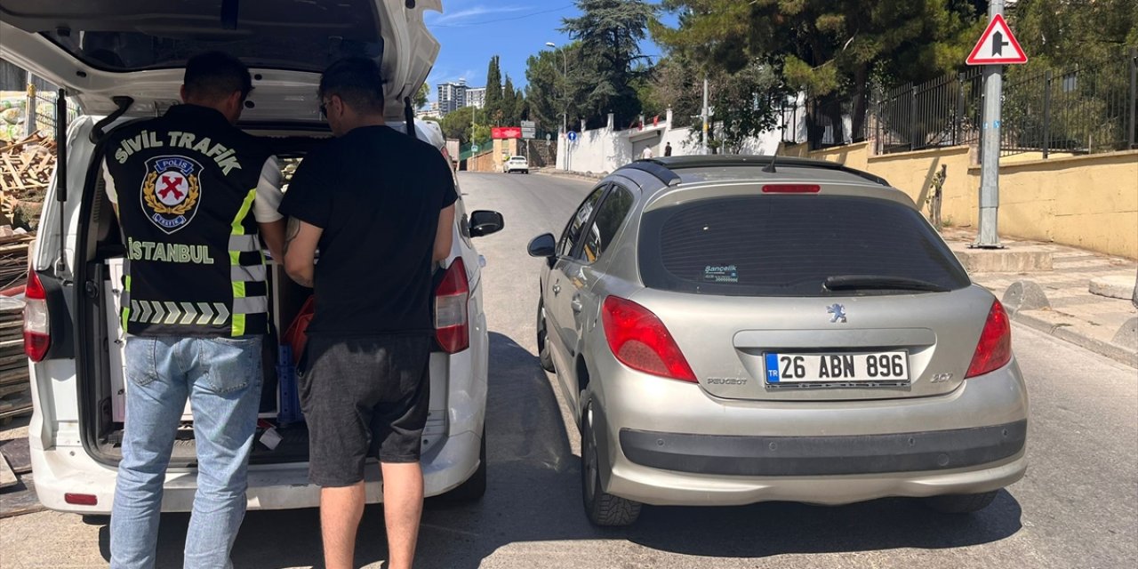 İstanbul'da trafik güvenliğini tehlikeye düşüren 2 kişiye para cezası verildi