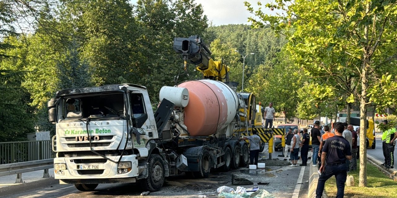 Kartal'da devrilen beton mikserinin sürücüsü yaralandı