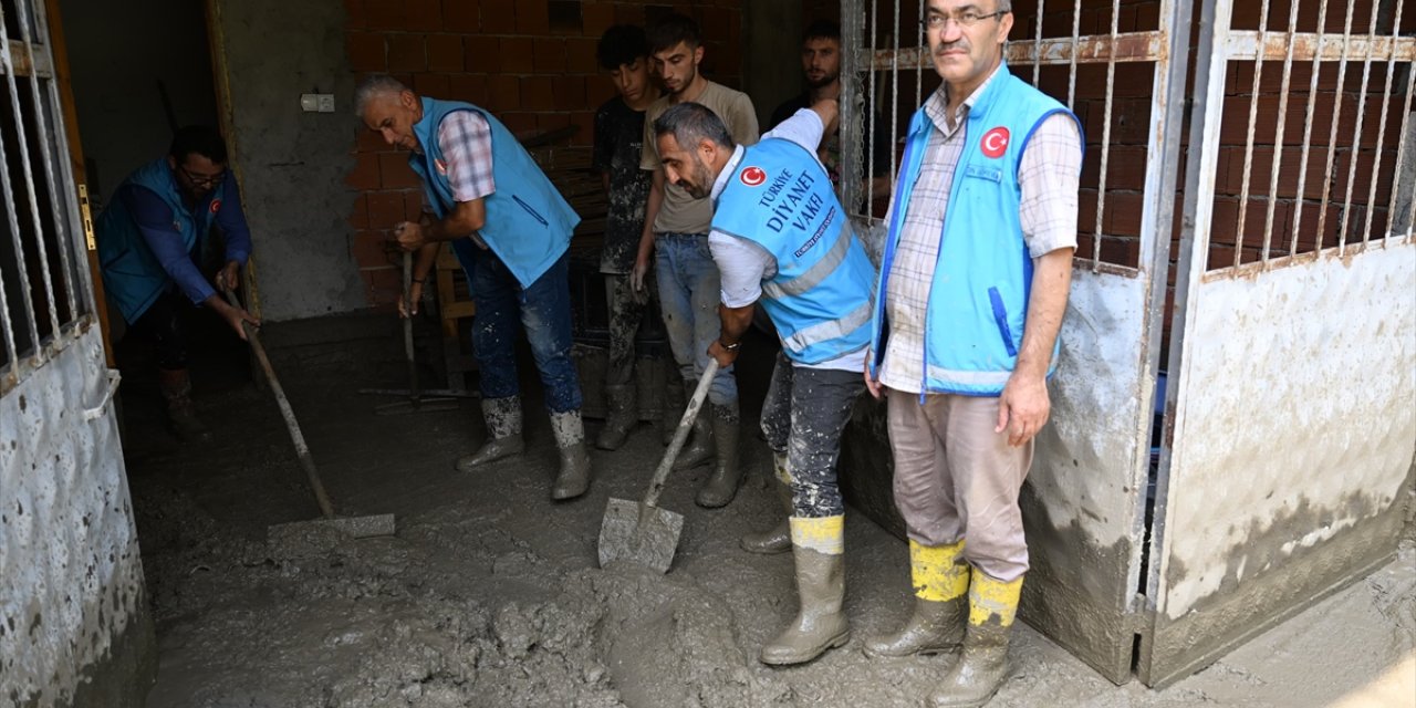 Erzurum'da din görevlileri selden etkilenen mahalle sakinlerine destek oluyor