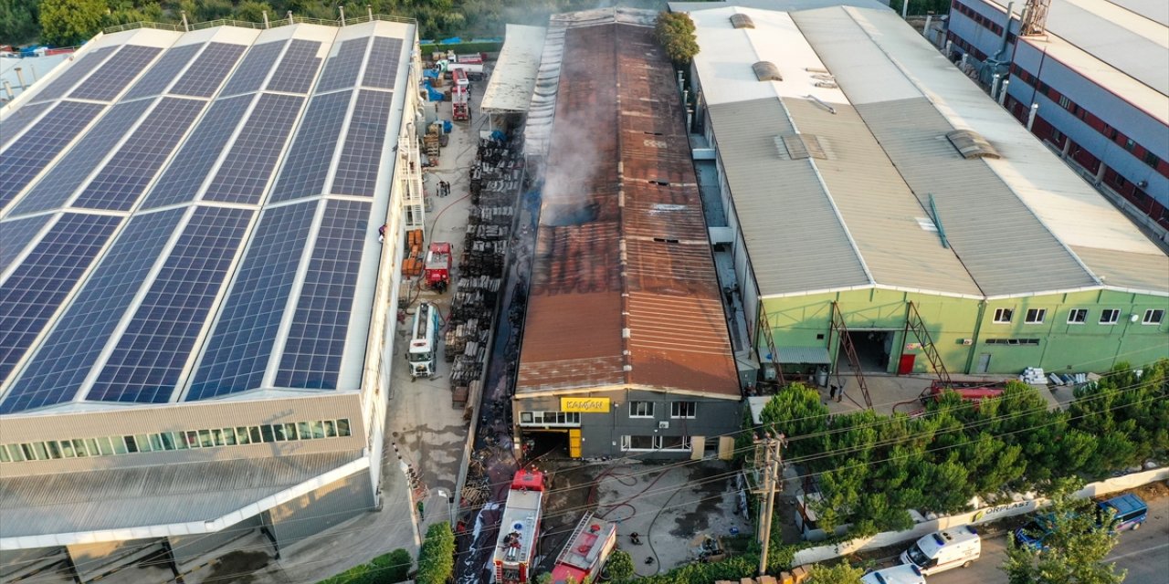 GÜNCELLEME - Bursa'da sandalye fabrikasında çıkan yangın kontrol altına alındı