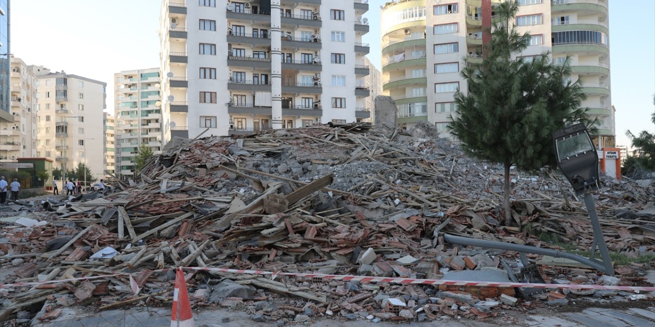 Diyarbakır'da depremde ağır hasar gören bina yıkım esnasında çöktü